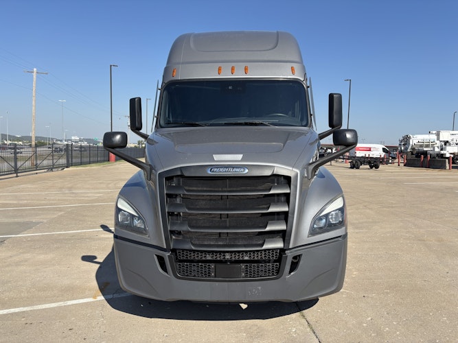 2021 Freightliner Cascadia 126" Sleeper Cab photo 2