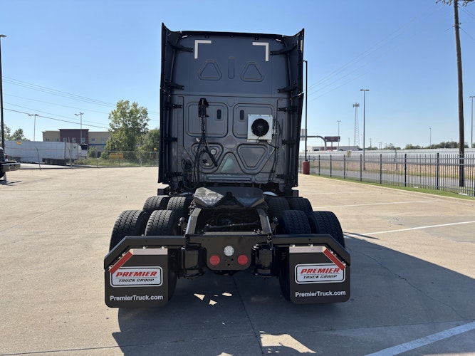 2021 Freightliner Cascadia 126" Sleeper Cab photo 4