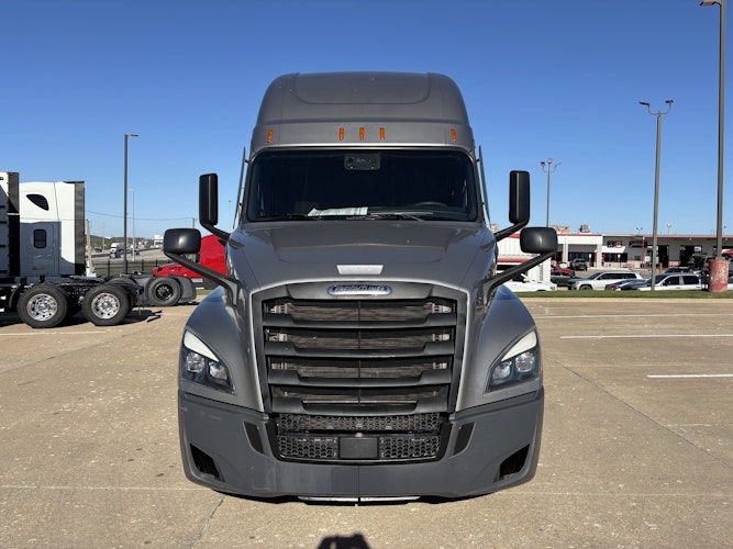 2021 Freightliner Cascadia 126" Sleeper Cab photo 2