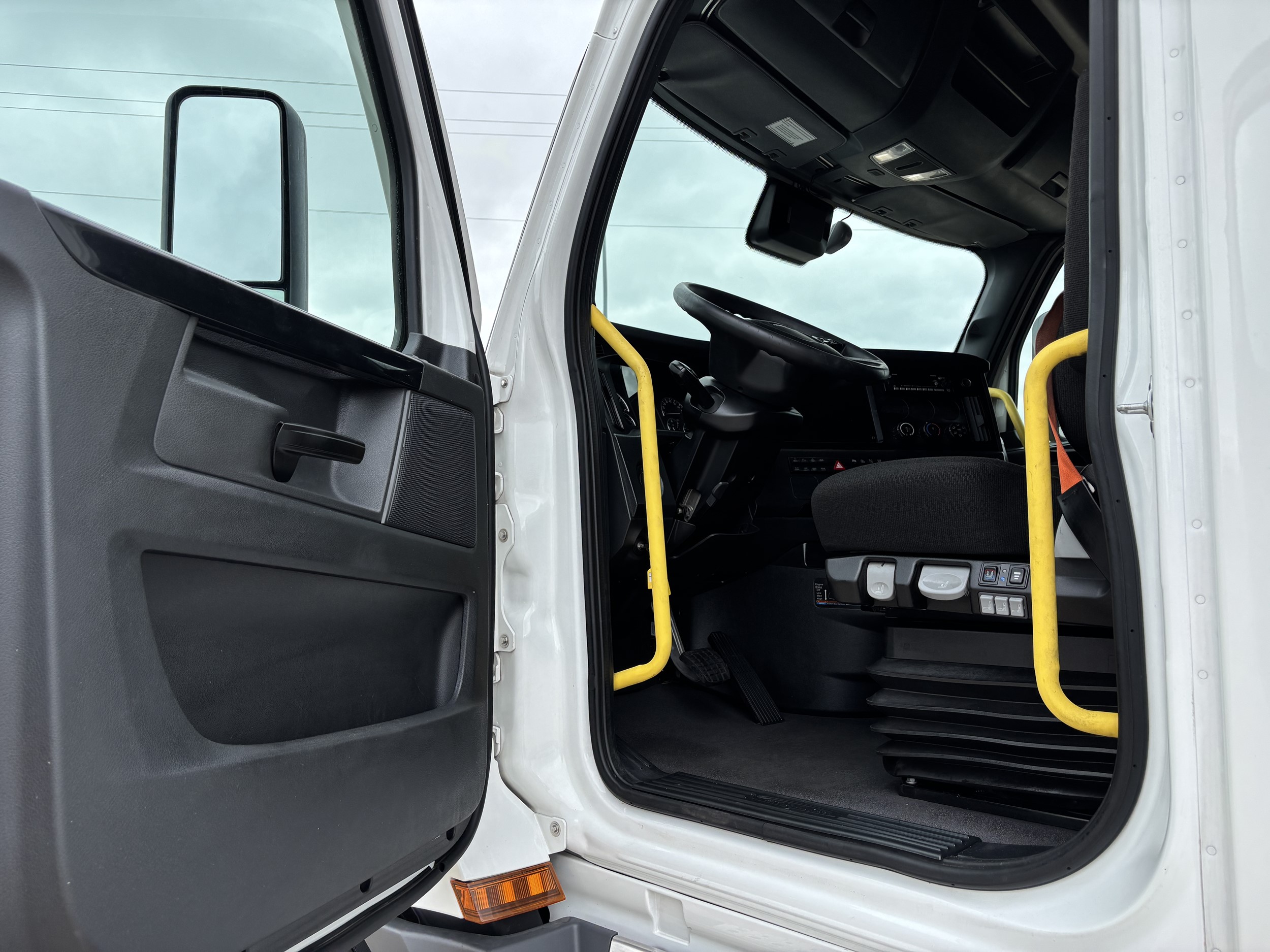 2024 Freightliner Cascadia — photo 8
