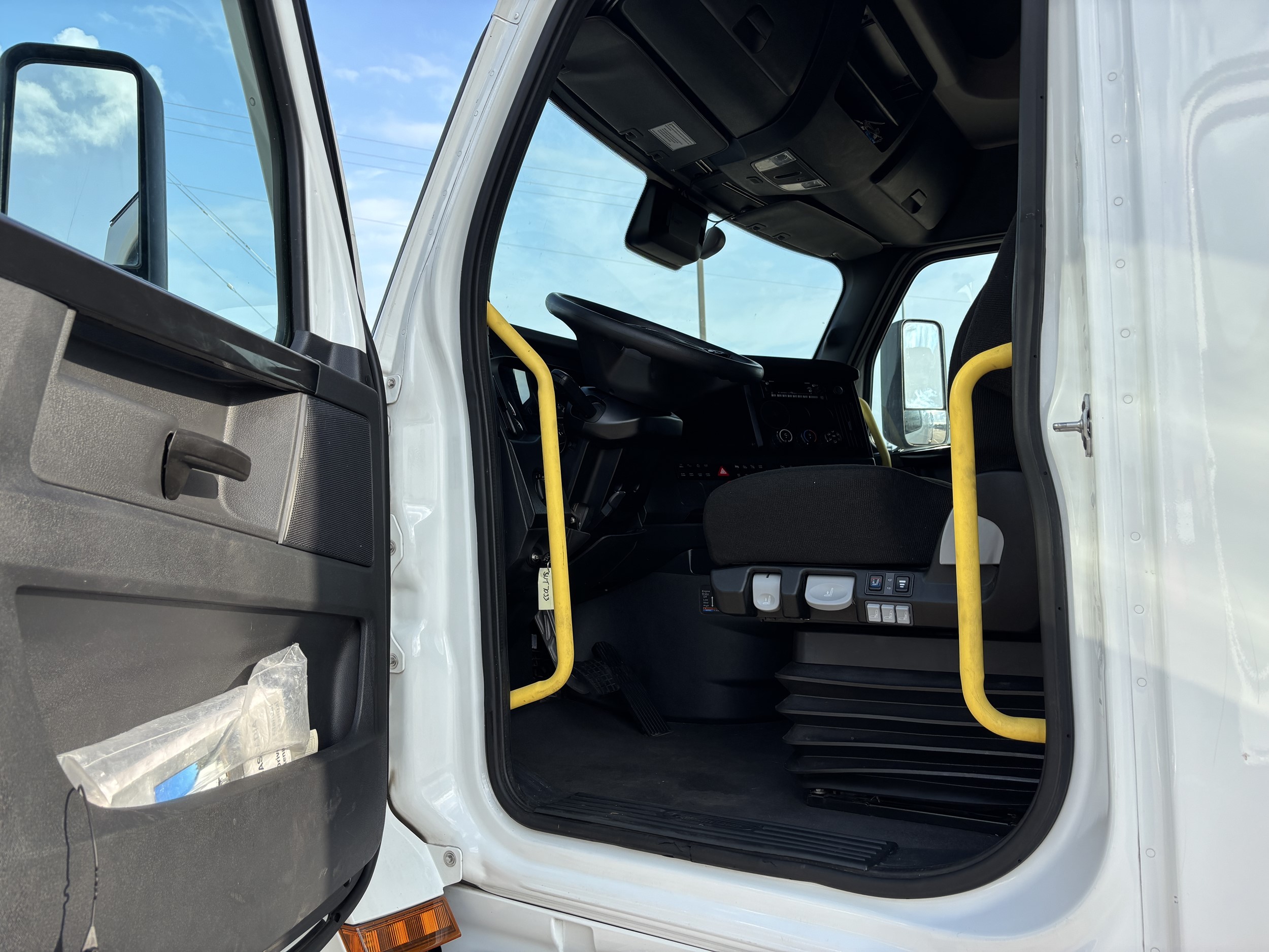 2024 Freightliner Cascadia — photo 8