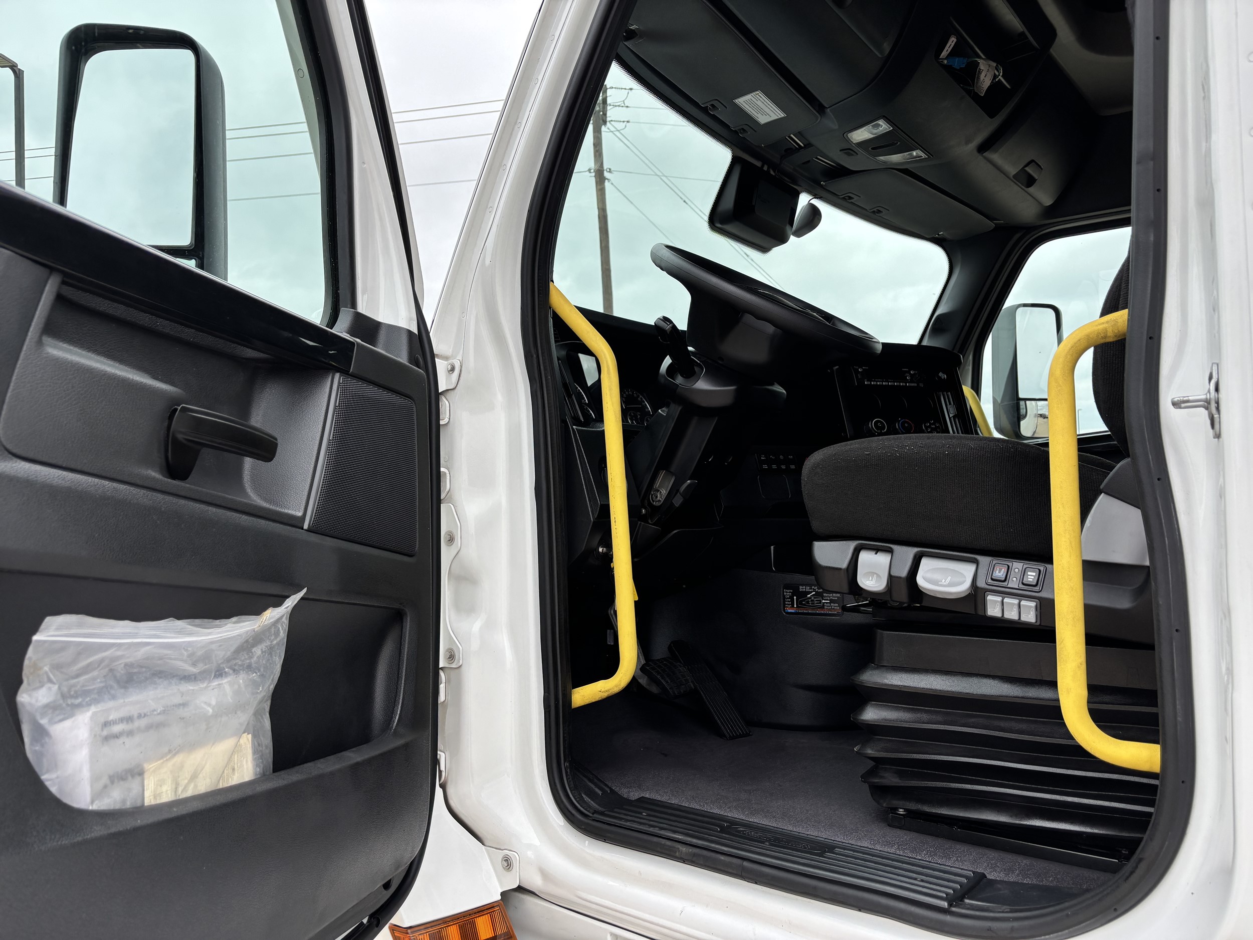 2024 Freightliner Cascadia — photo 8