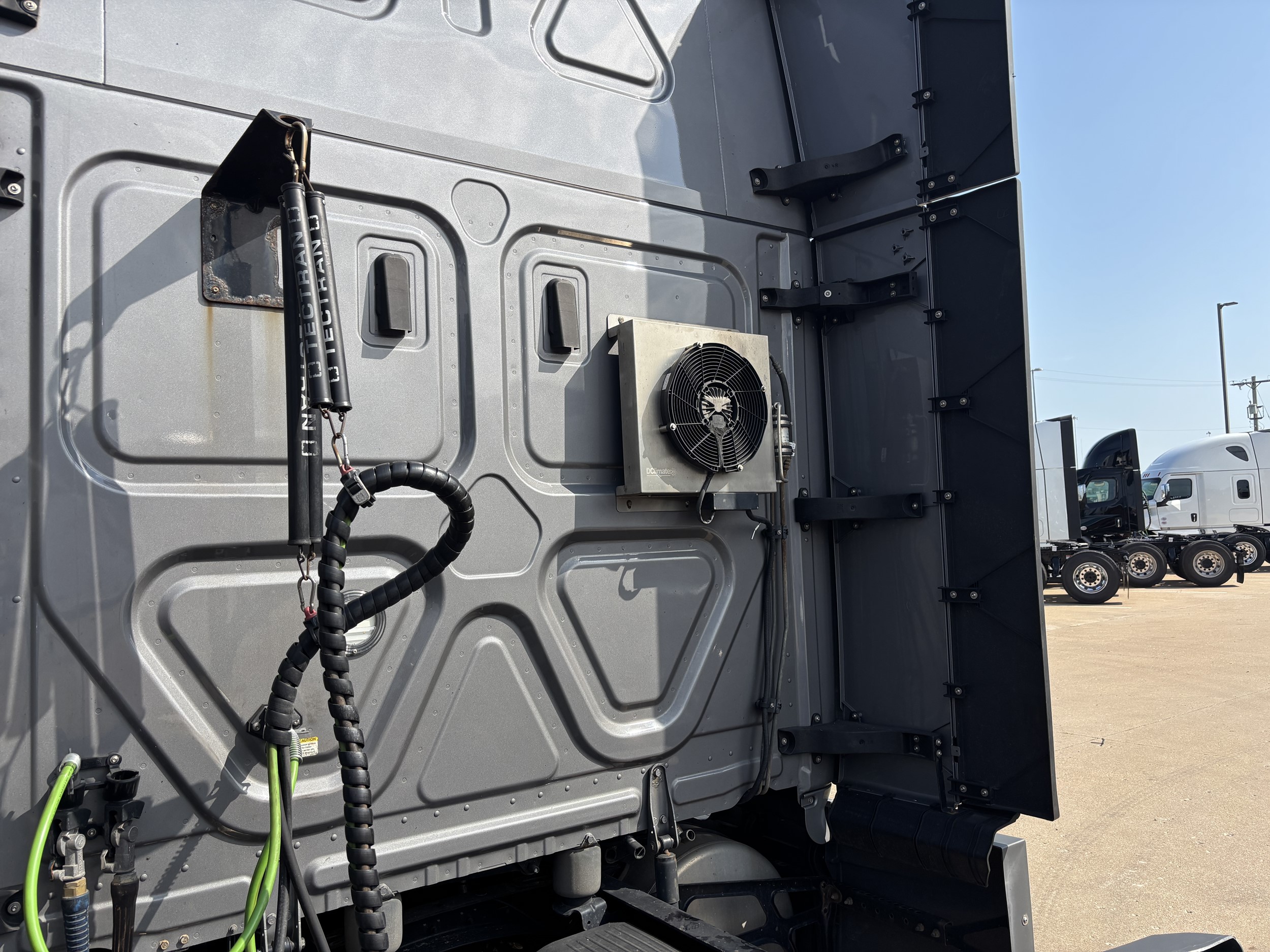 2022 Freightliner Cascadia — photo 2