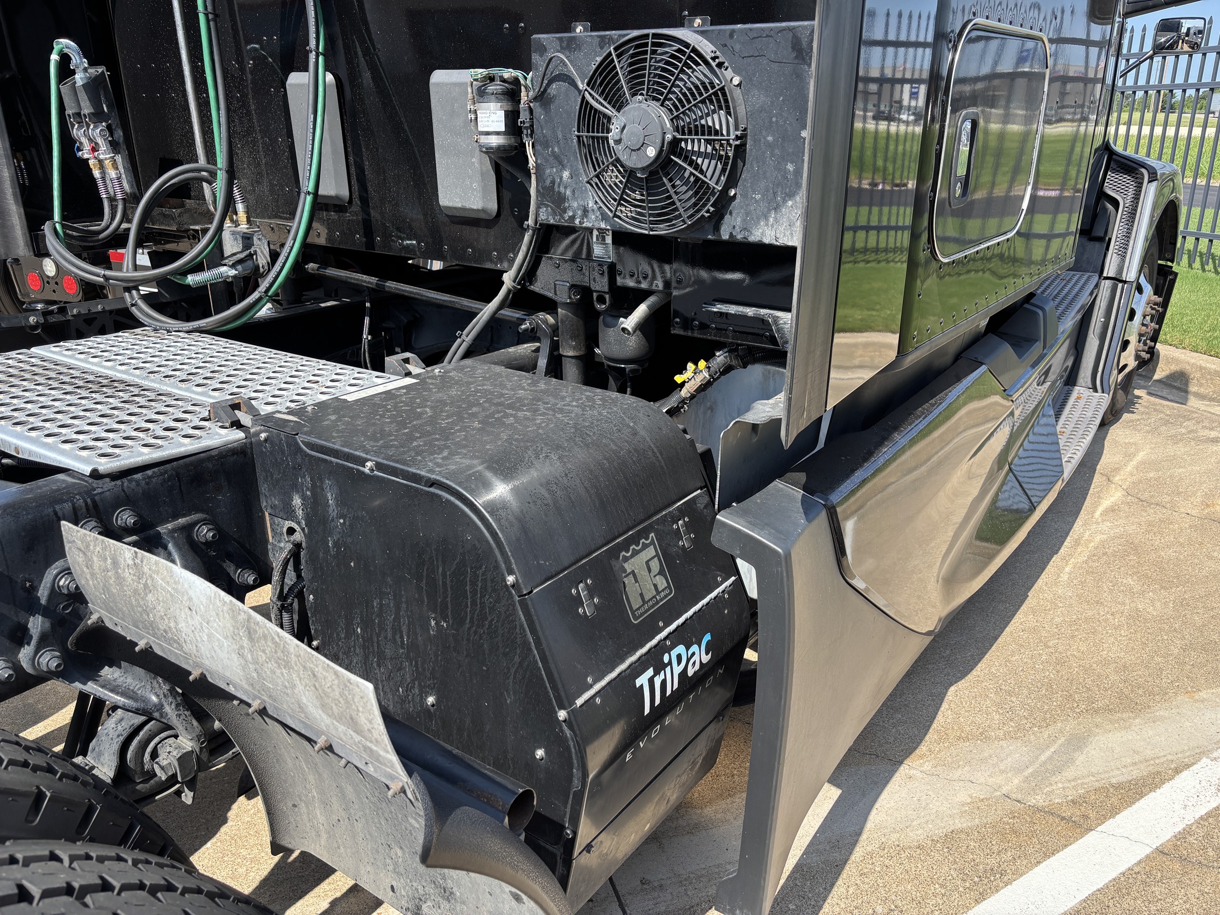 2023 Kenworth T680 — photo 2