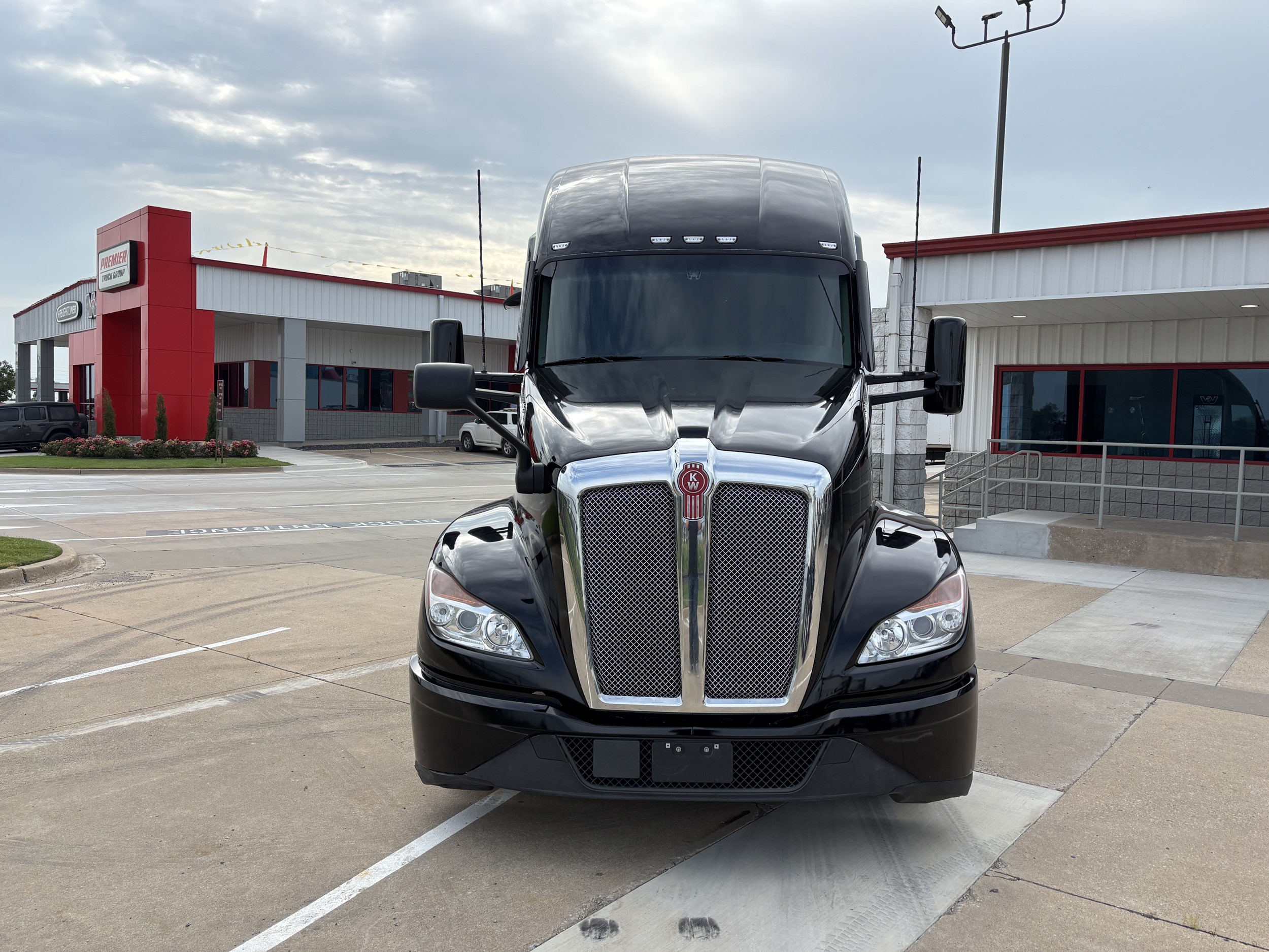 2023 Kenworth T680 — photo 2