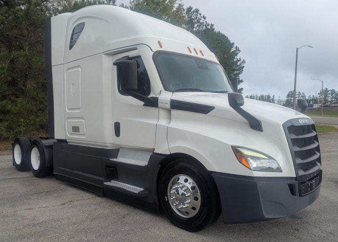 2022 Freightliner Cascadia 126" Sleeper Cab photo 2