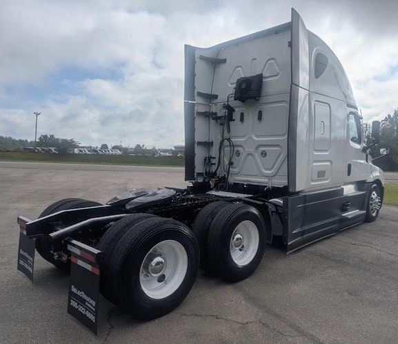 2022 Freightliner Cascadia 126" Sleeper Cab photo 3