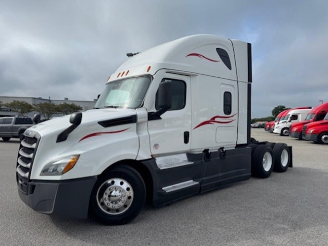 2021 Freightliner Cascadia 126" Sleeper Cab photo 3