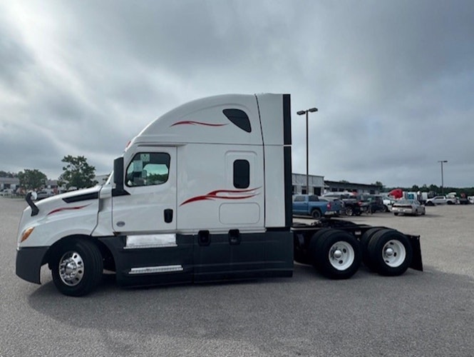 2021 Freightliner Cascadia 126" Sleeper Cab photo 4