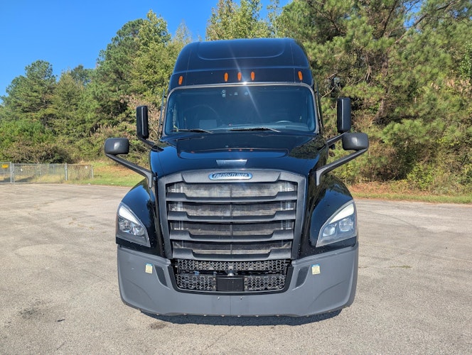 2022 Freightliner Cascadia 126" Sleeper Cab photo 3