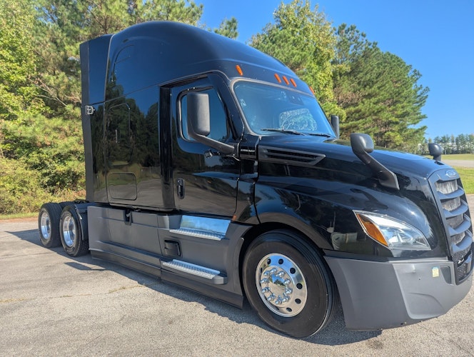 2022 Freightliner Cascadia 126" Sleeper Cab photo 4