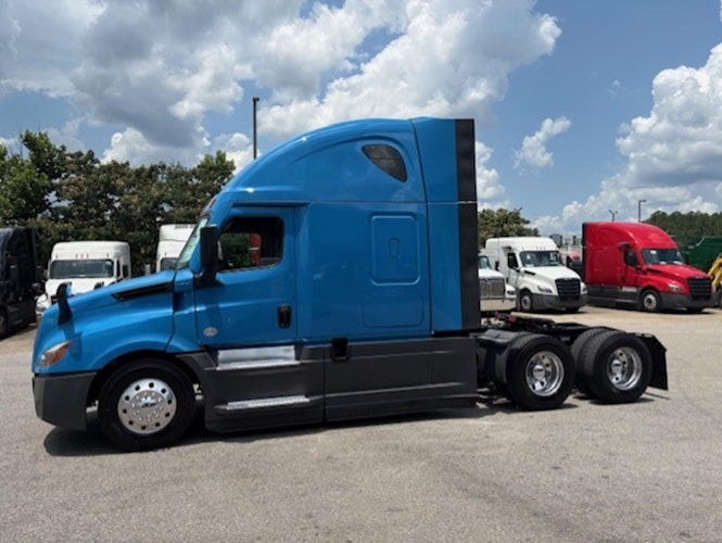 2022 Freightliner Cascadia 126" Sleeper Cab photo 3