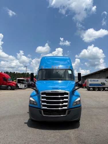2022 Freightliner Cascadia 126" Sleeper Cab photo 2