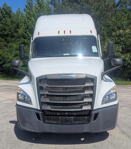 2021 Freightliner Cascadia 126" Sleeper Cab photo 2