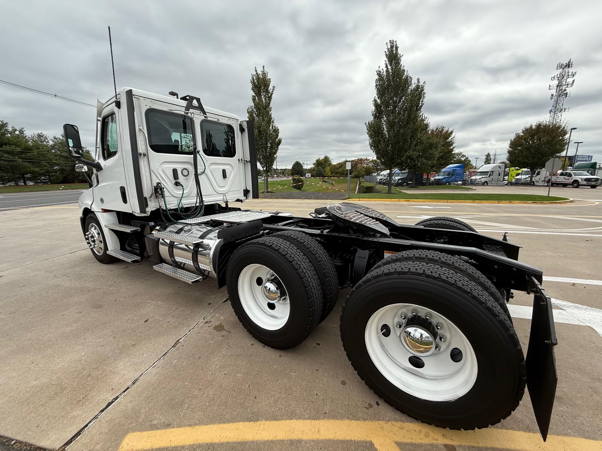 2021 Freightliner Cascadia in Midlantic, NJ — photo 4