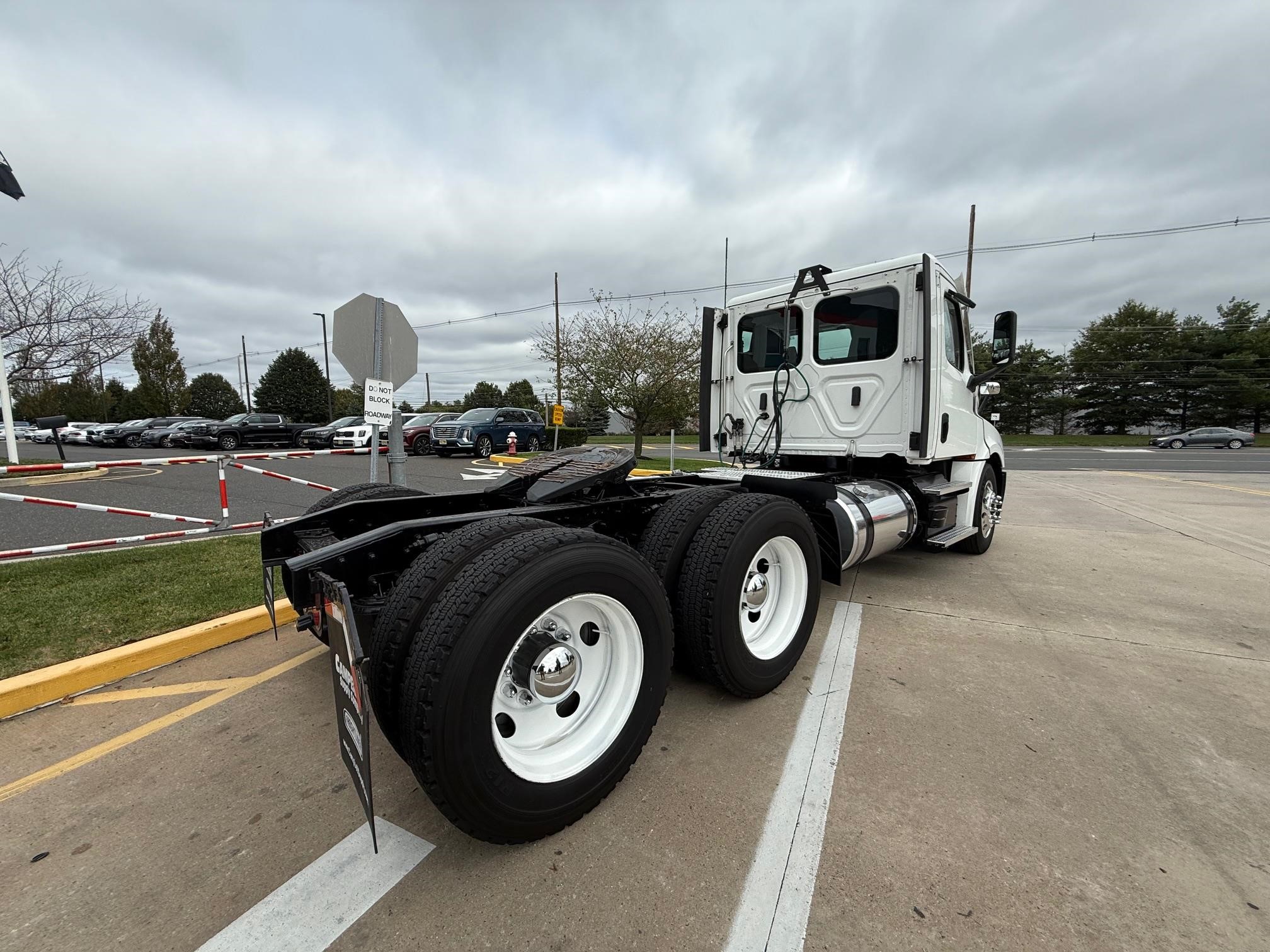 2021 Freightliner Cascadia in Midlantic, NJ — photo 6