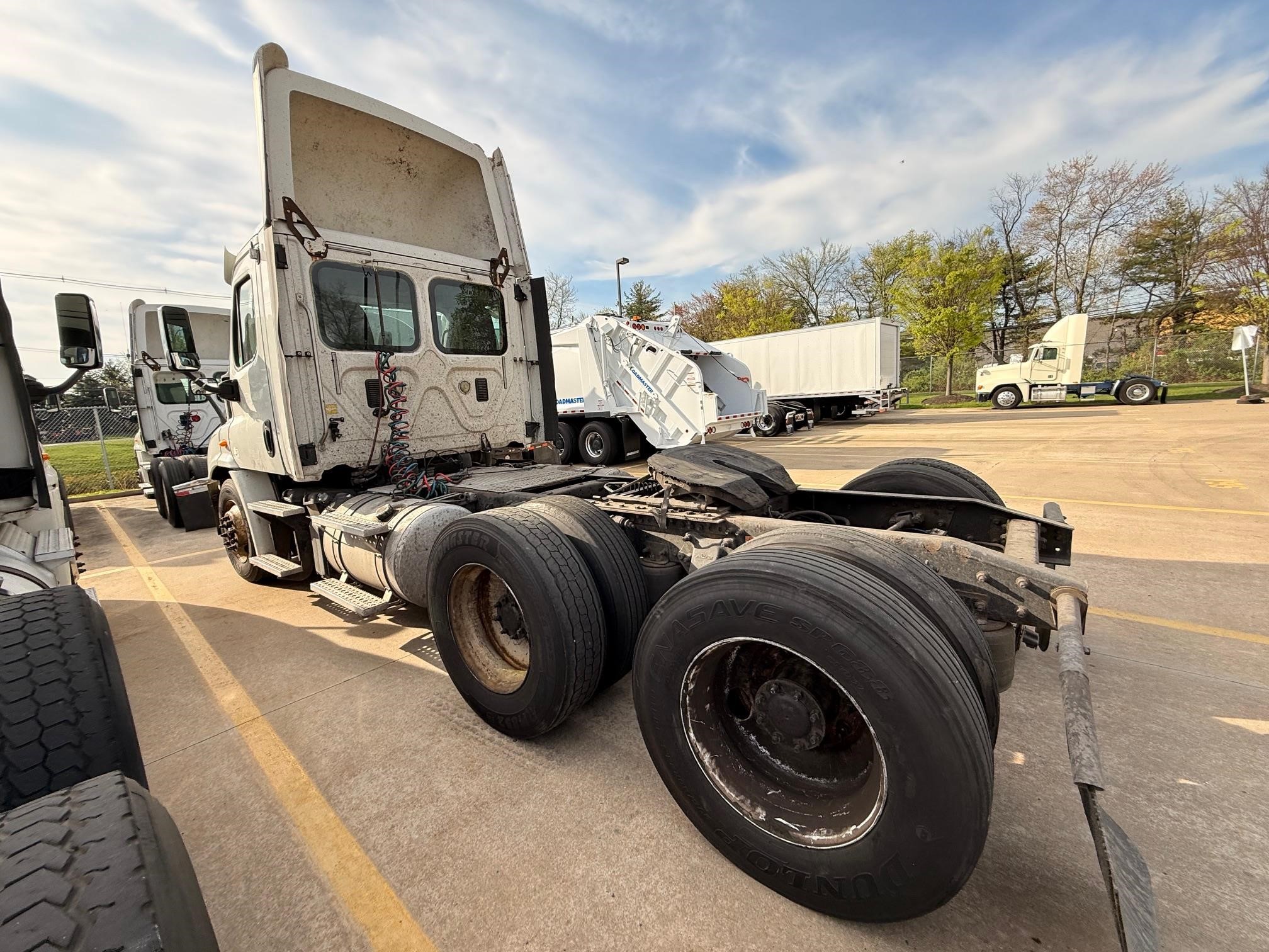 2013 Freightliner Cascadia — photo 2