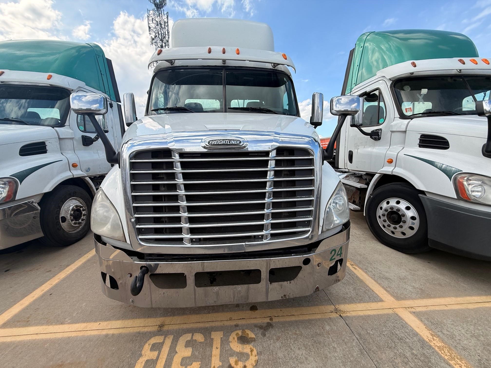 2013 Freightliner Cascadia — photo 2