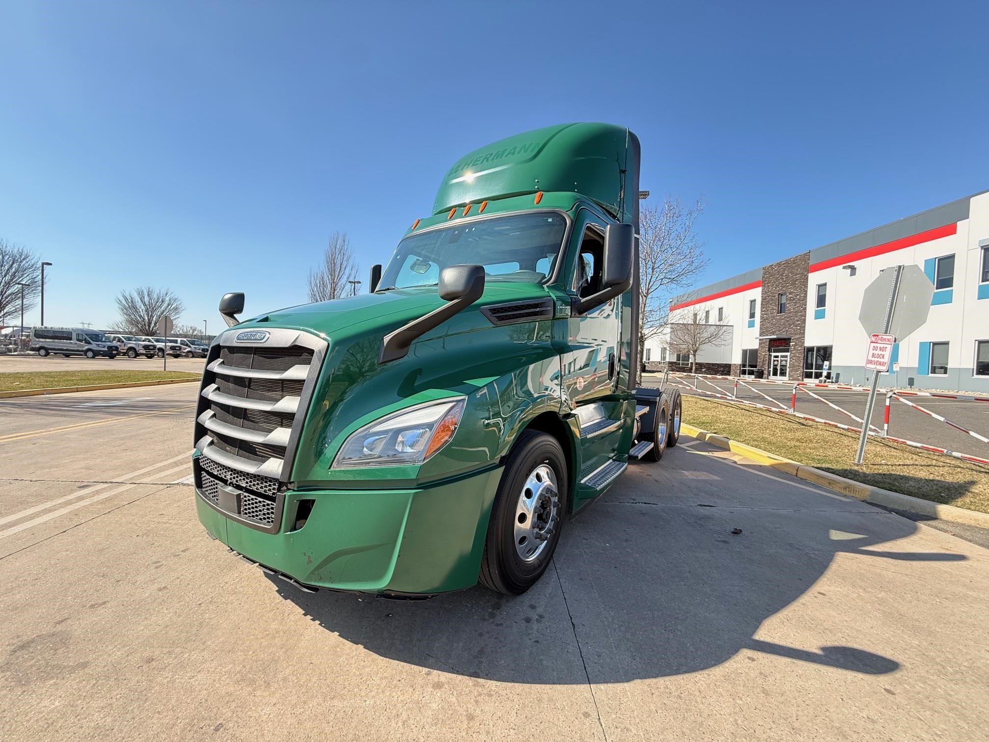 2020 Freightliner Cascadia — photo 2