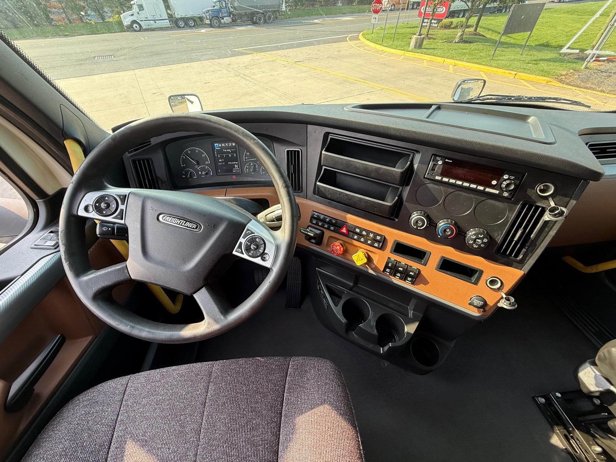 2022 Freightliner Cascadia in Midlantic, NJ — photo 8