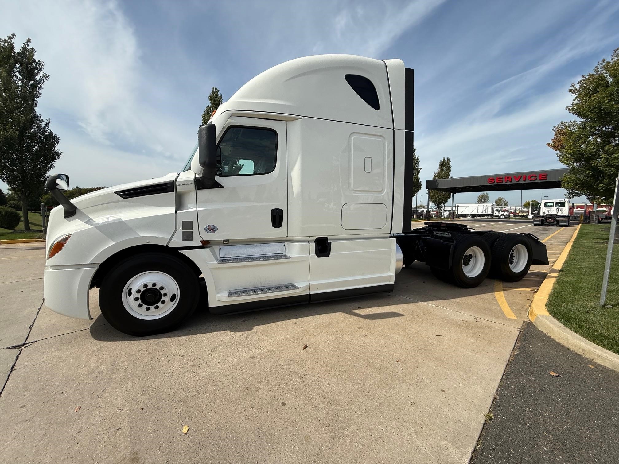 2022 Freightliner Cascadia in Midlantic, NJ — photo 3
