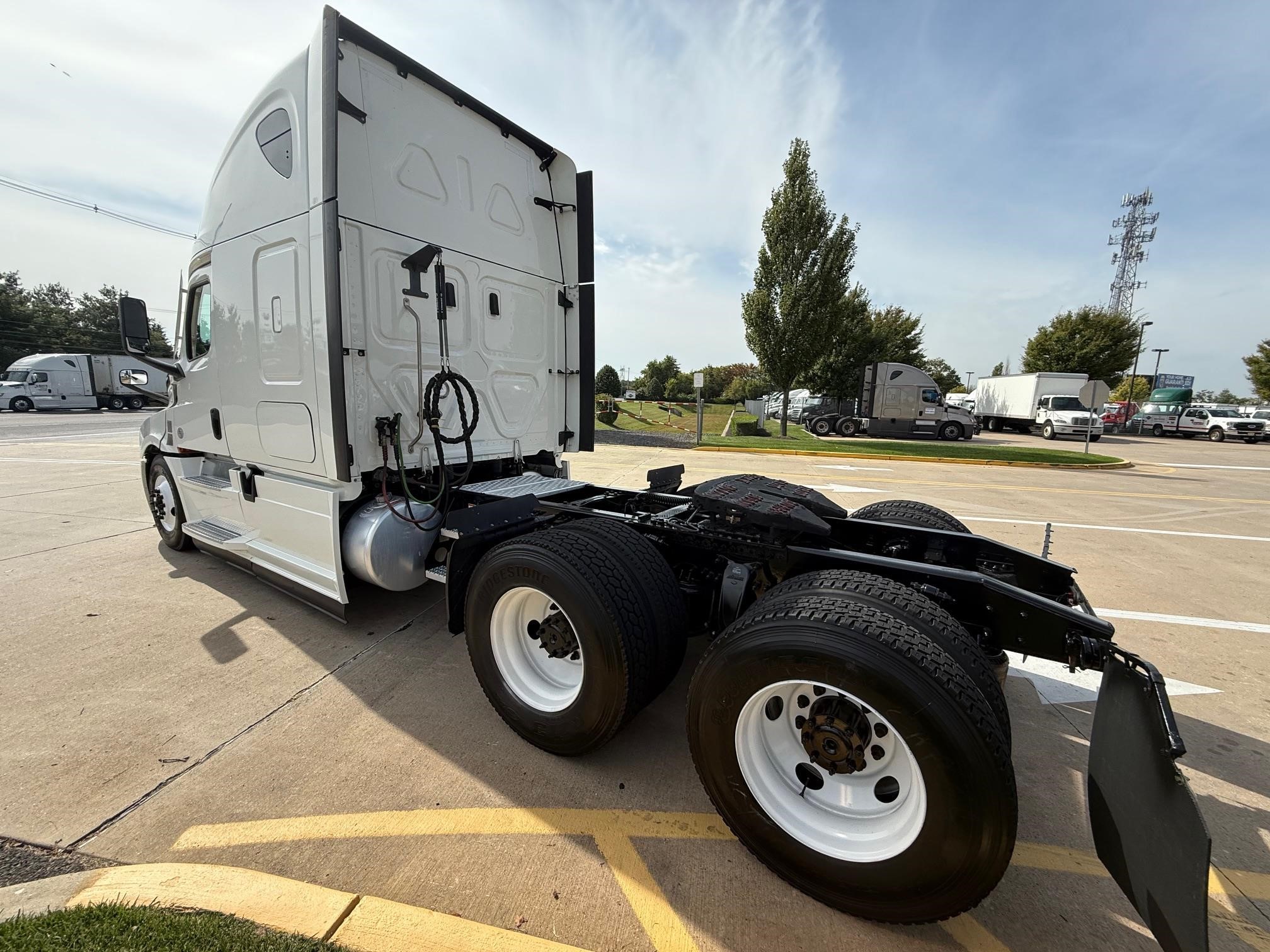 2022 Freightliner Cascadia in Midlantic, NJ — photo 4
