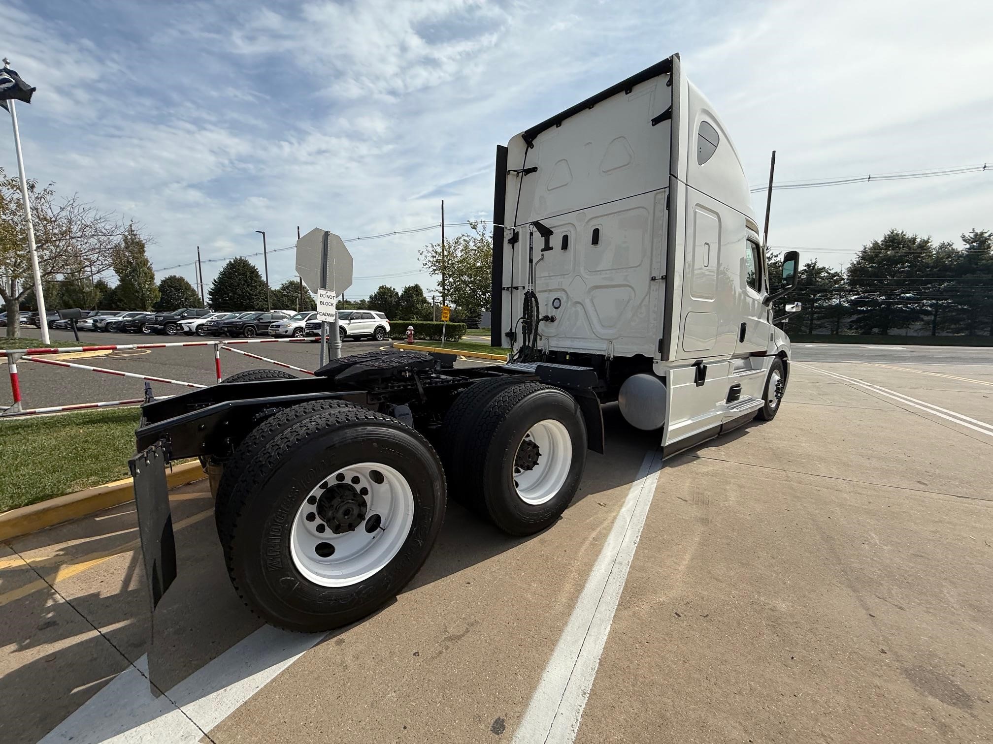 2022 Freightliner Cascadia in Midlantic, NJ — photo 6