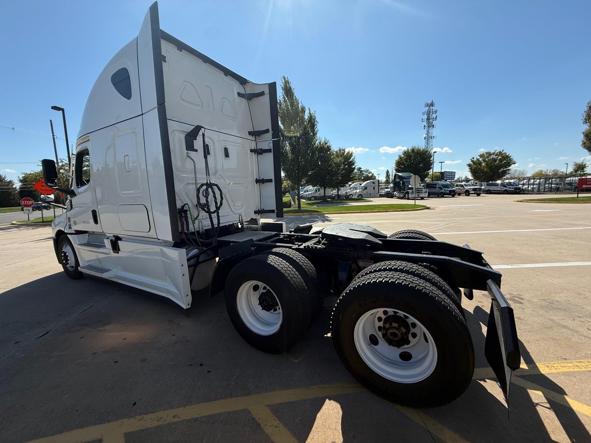 2022 Freightliner Cascadia in Midlantic, NJ — photo 4