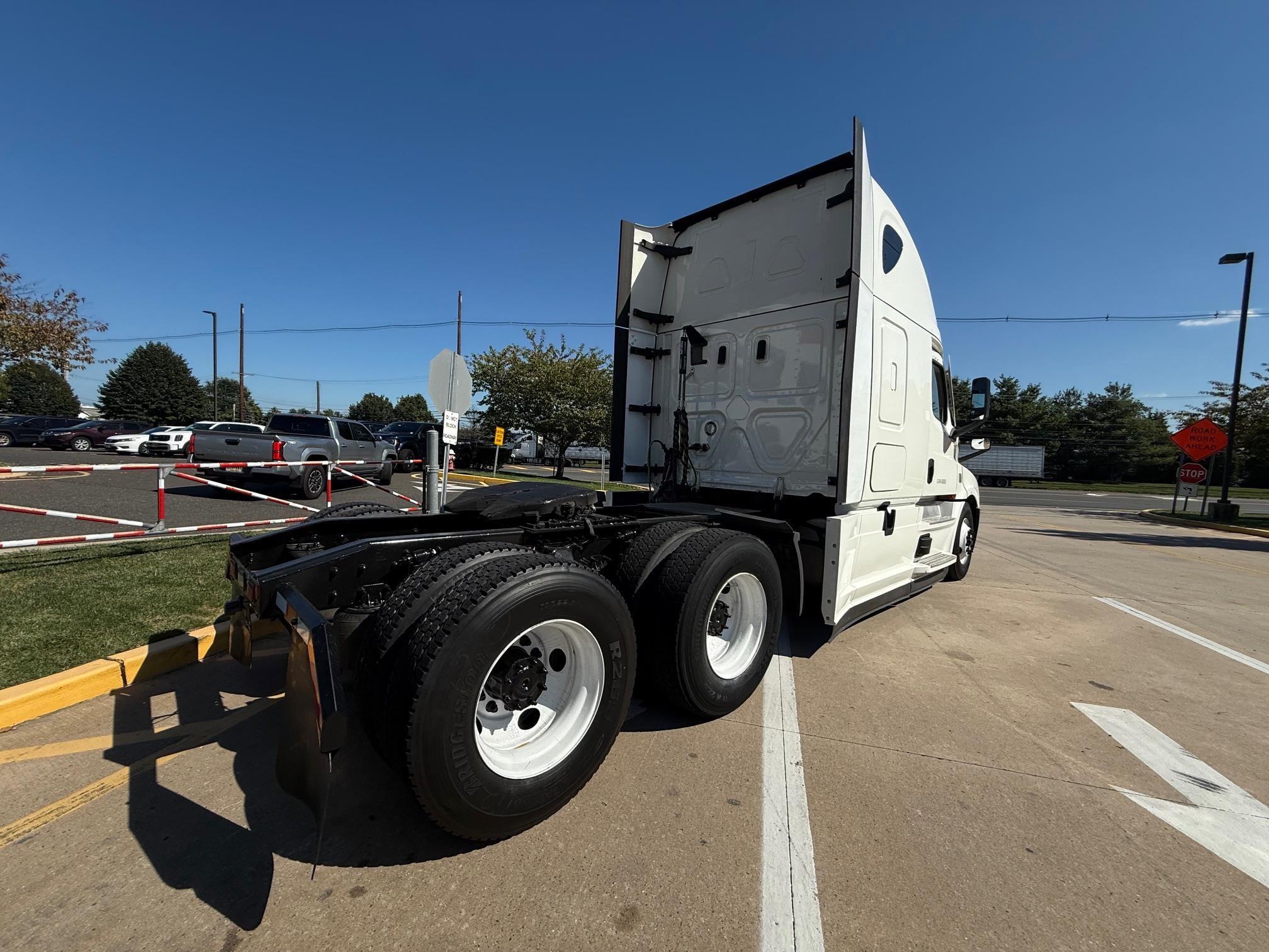 2022 Freightliner Cascadia in Midlantic, NJ — photo 6