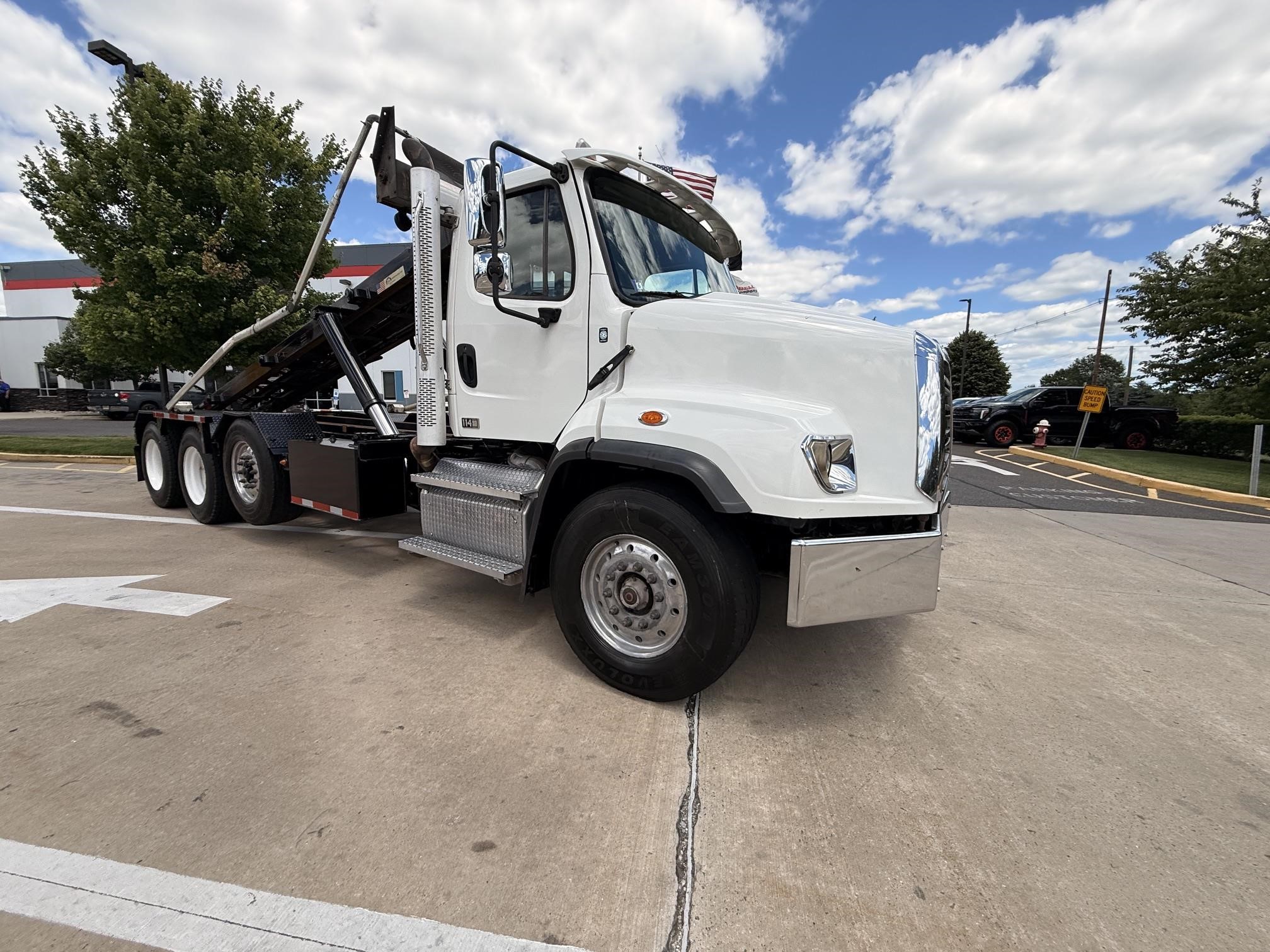 2020 Freightliner 114SD — photo 3