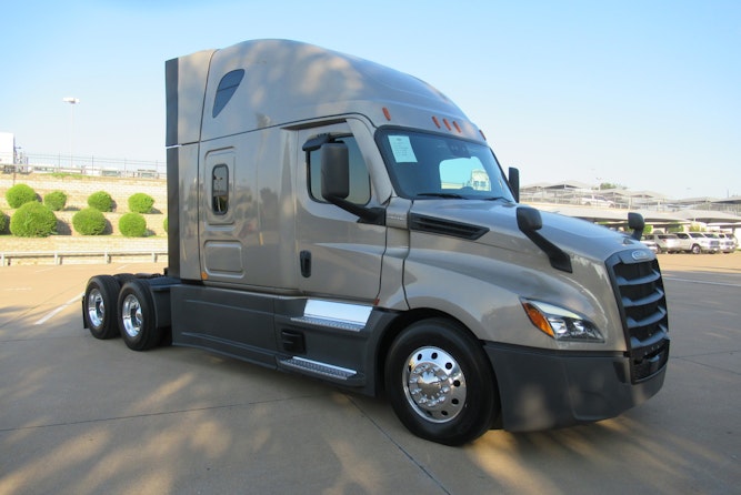 2023 Freightliner Cascadia 126" Sleeper Cab photo 2