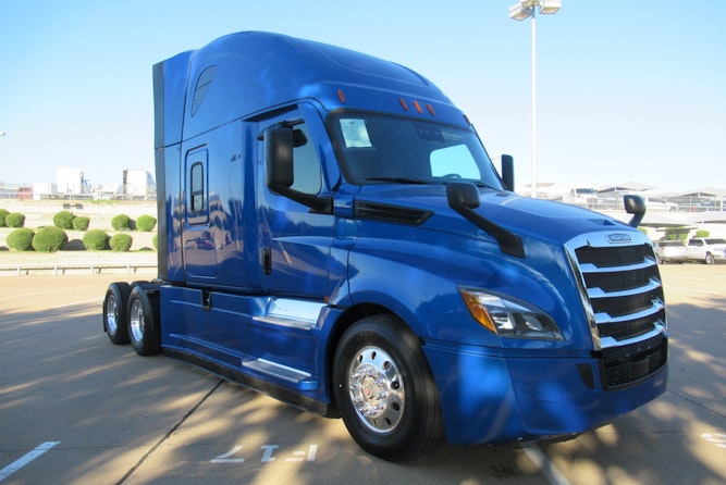 2021 Freightliner Cascadia 126" Sleeper Cab photo 2