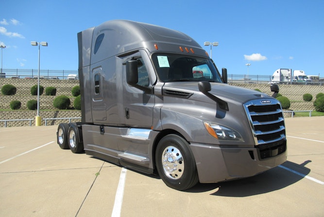 2021 Freightliner Cascadia 126" Sleeper Cab photo 2