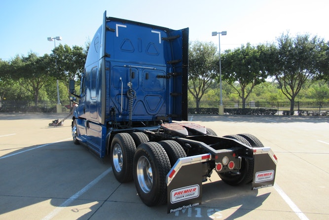 2021 Freightliner Cascadia 126" Sleeper Cab photo 3