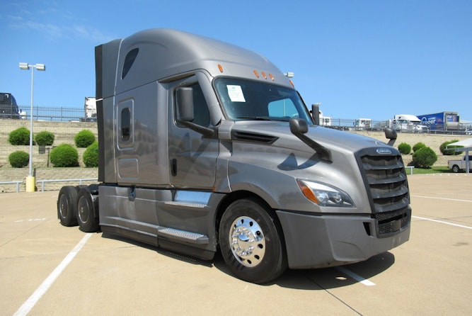 2021 Freightliner Cascadia 126" Sleeper Cab photo 2