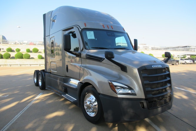 2023 Freightliner Cascadia 126" Sleeper Cab photo 2