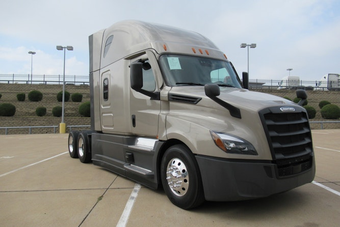 2023 Freightliner Cascadia 126" Sleeper Cab photo 2