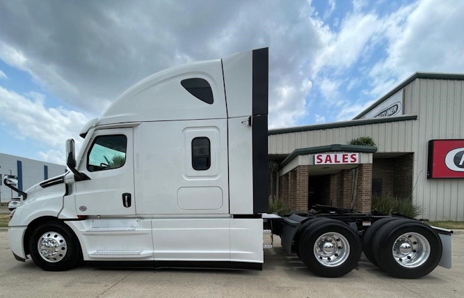 2023 Freightliner Cascadia 126" Sleeper Cab photo 4