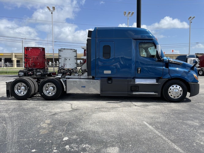 2021 Freightliner Cascadia 126" Sleeper Cab photo 3