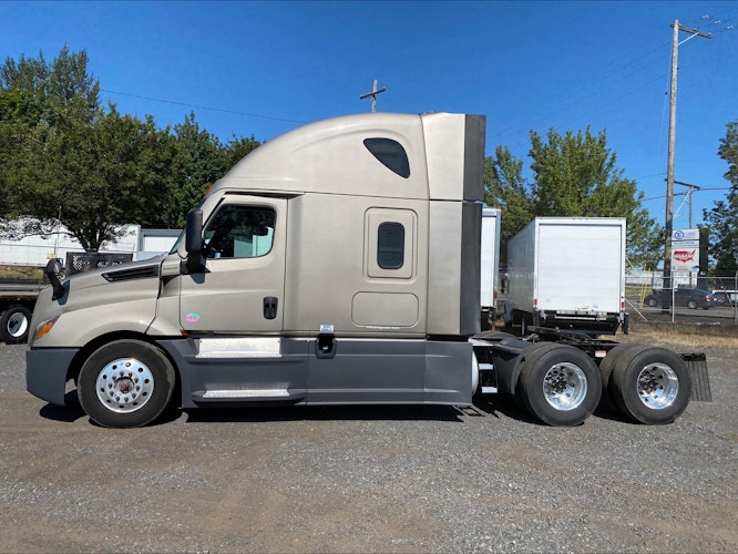 2023 Freightliner Cascadia 126" Sleeper Cab photo 2