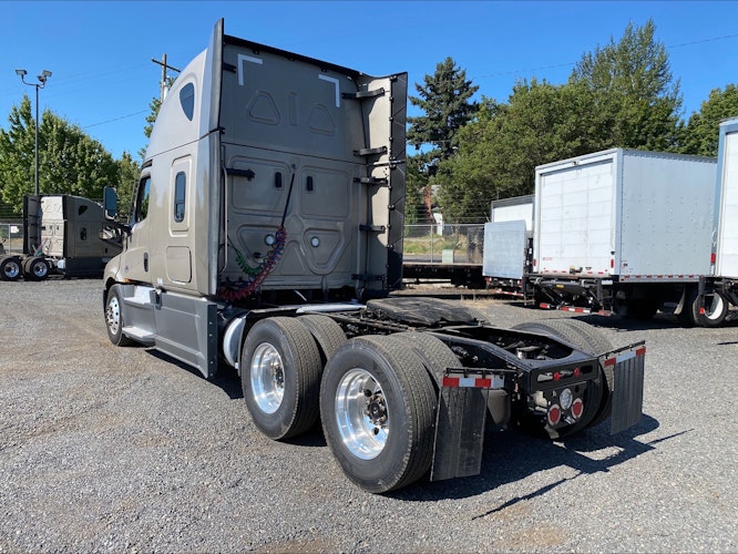 2023 Freightliner Cascadia 126" Sleeper Cab photo 3