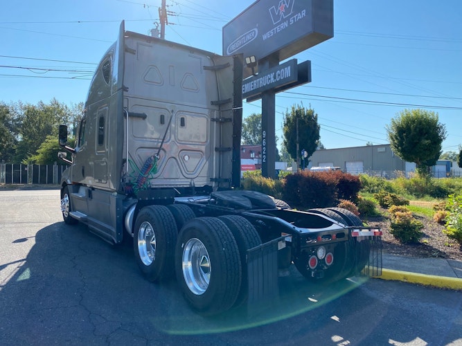 2023 Freightliner Cascadia 126" Sleeper Cab photo 3