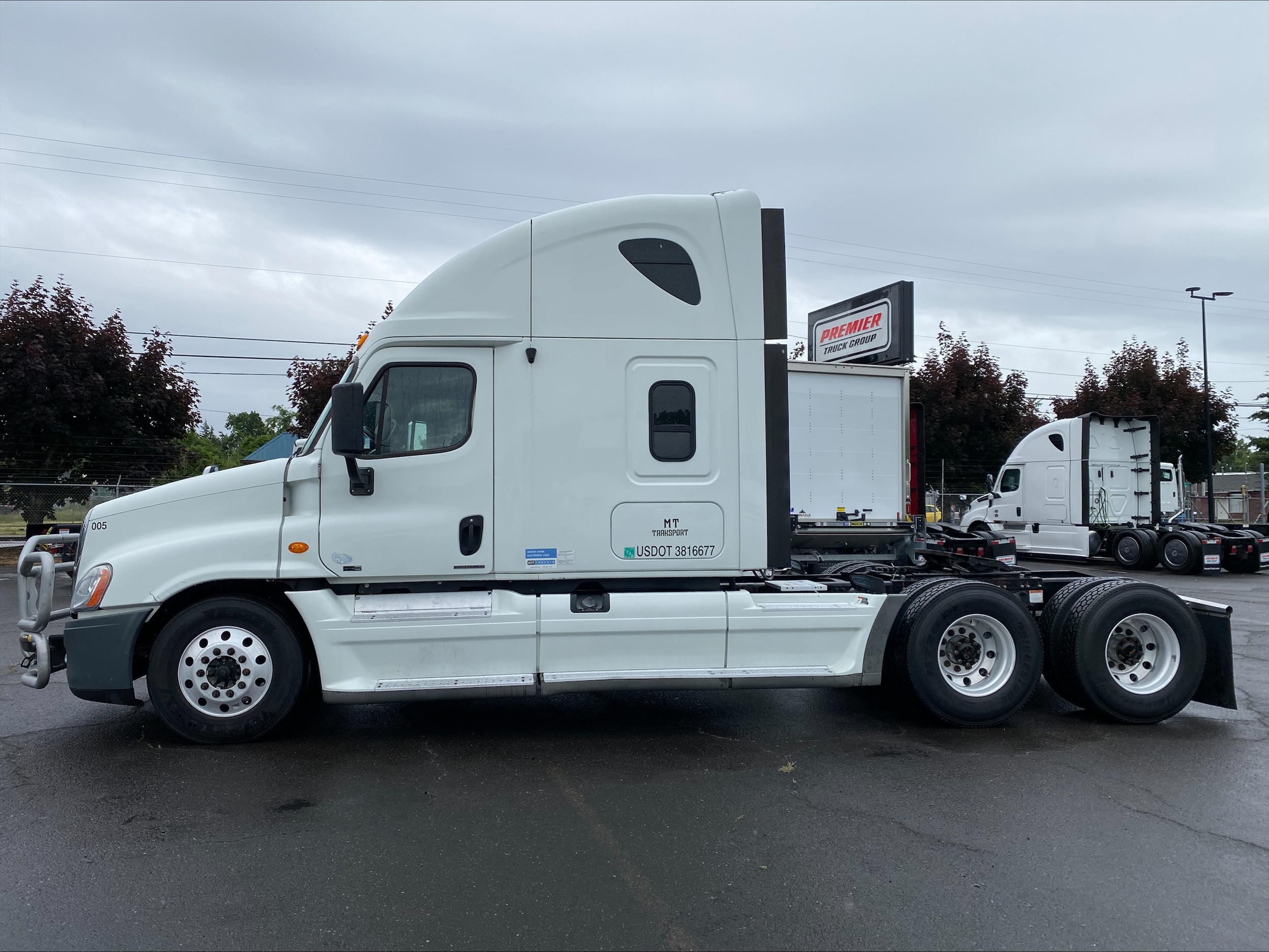 2011 Freightliner Cascadia — photo 2