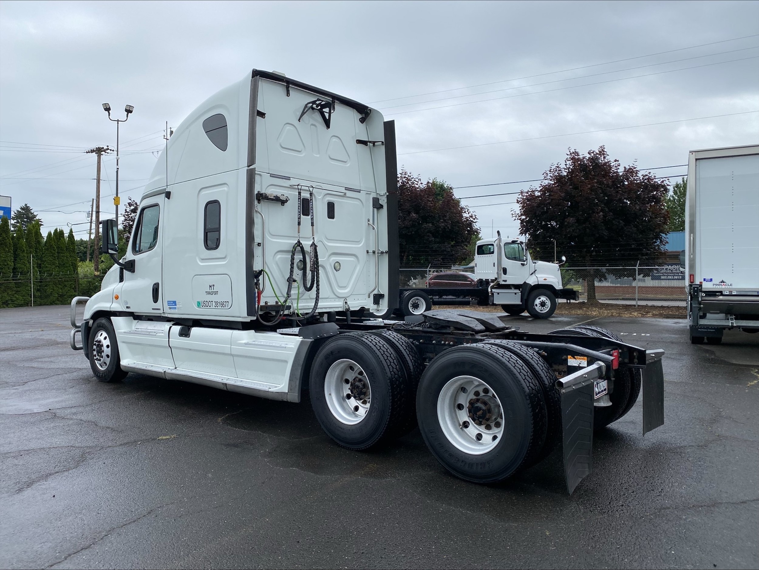 2011 Freightliner Cascadia — photo 3