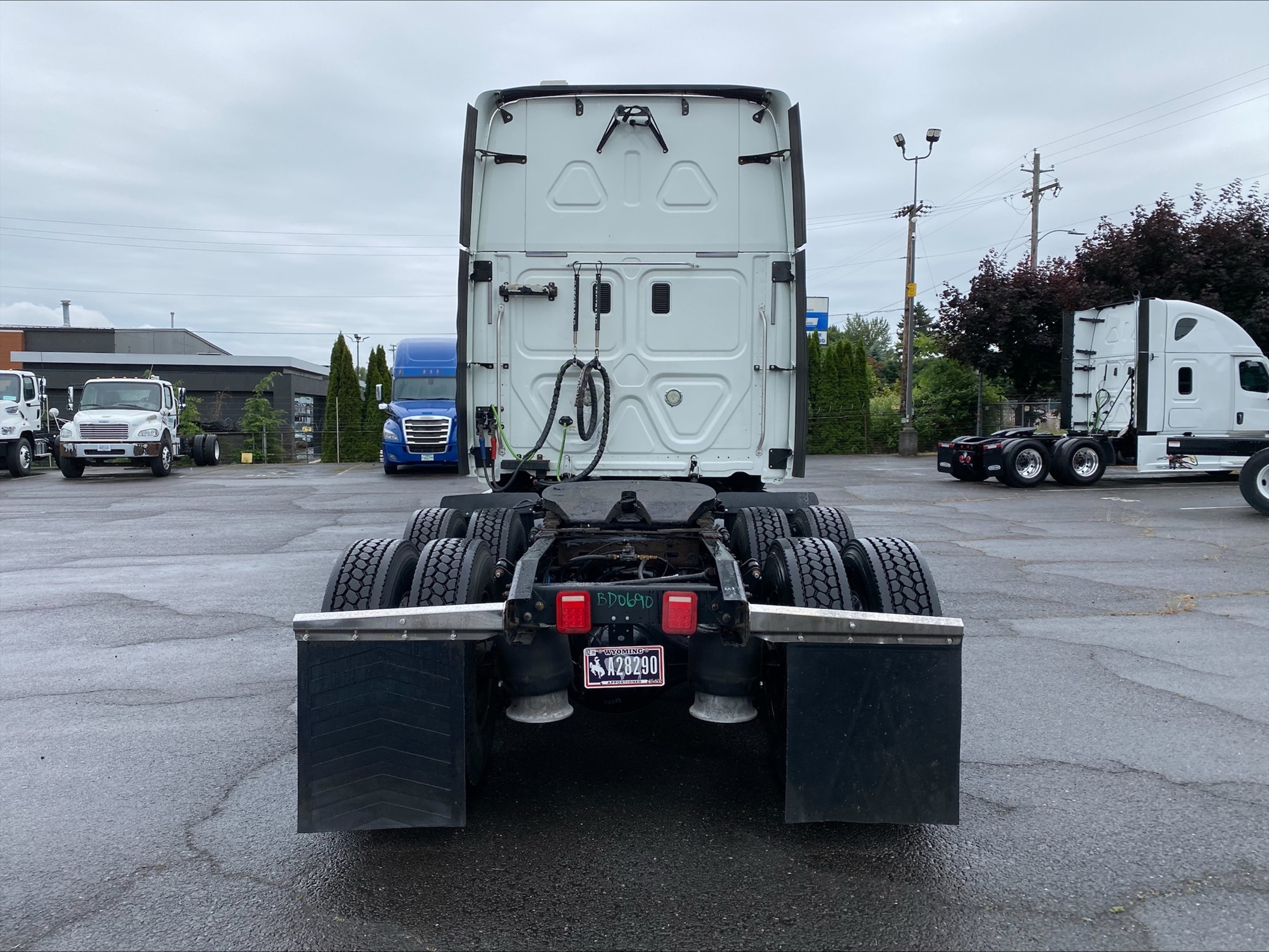 2011 Freightliner Cascadia — photo 4
