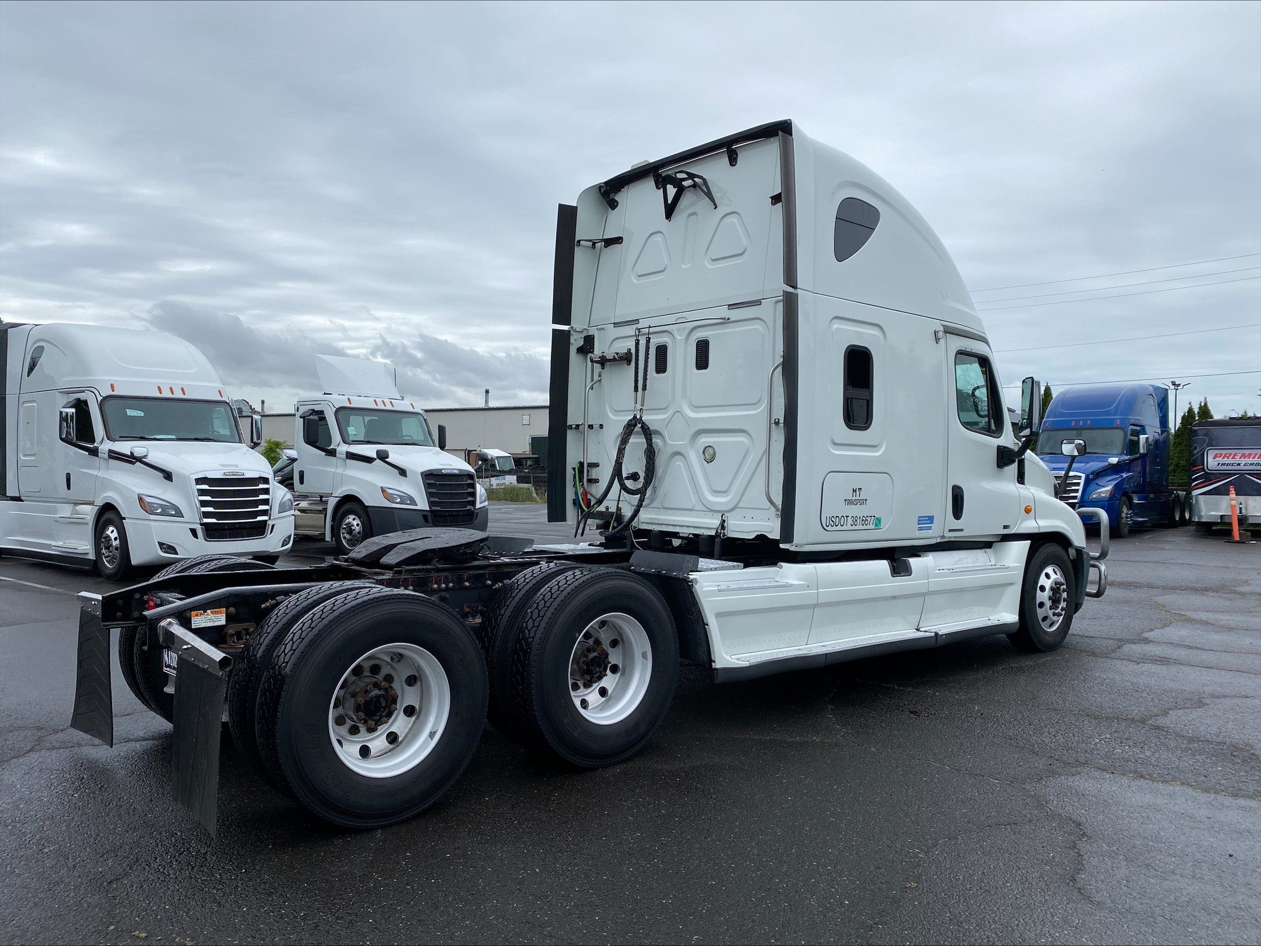 2011 Freightliner Cascadia — photo 5