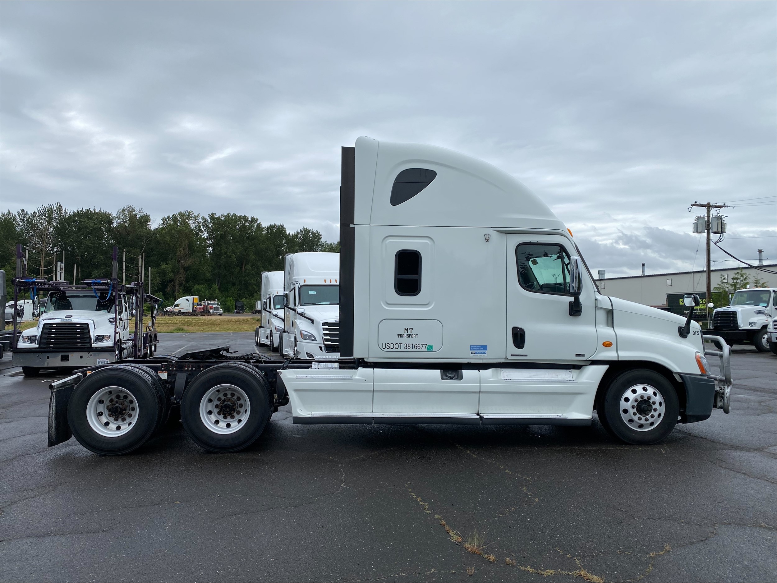 2011 Freightliner Cascadia — photo 6