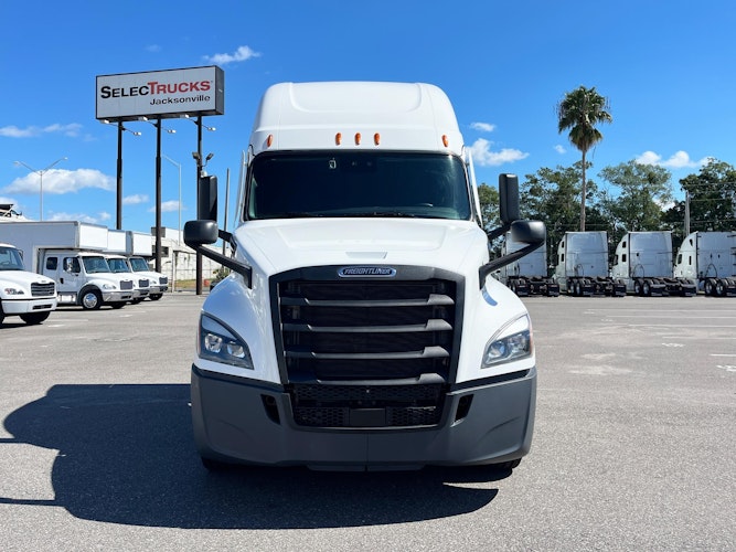 2023 Freightliner Cascadia 126" Sleeper Cab photo 2