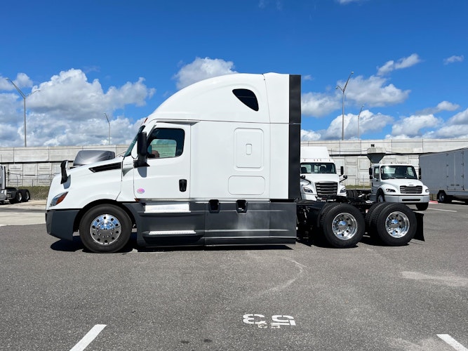 2023 Freightliner Cascadia 126" Sleeper Cab photo 3