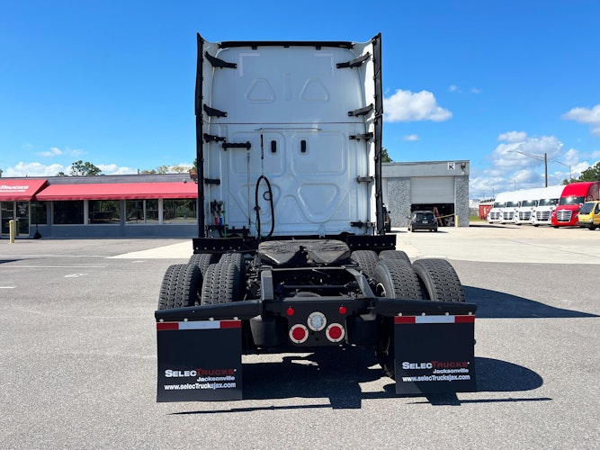 2023 Freightliner Cascadia 126" Sleeper Cab photo 4